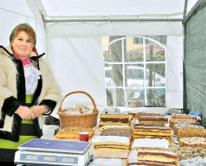 Gospodinele au adus la târg prăjituri de casă