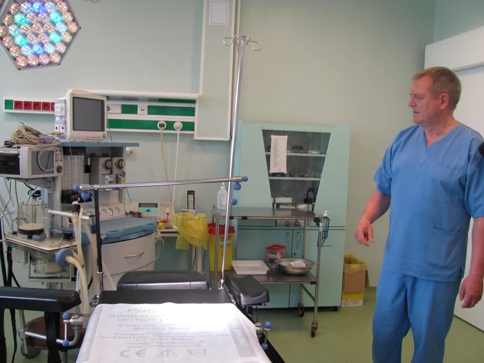 Sala de operaţii, dotatp cu un pat - minune, comparat cu o marcă de lux la autoturisme FOTO Olimpia Man