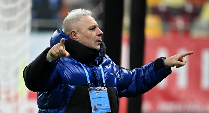 Șumudică dirijează Rapidul cel puțin încă 5 etape. Foto Sportpictures 