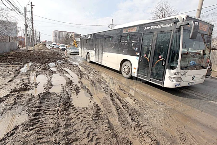 Ion Dinculiţă aşteaptă zi  de zi autobuzul în noroi (Fotografii: Sever Gheorghe )