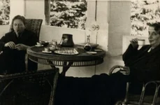 George Enescu și Maruca Cantacuzino, pe terasa vilei Luminiş de la Sinaia (© Wikimedia Commons)