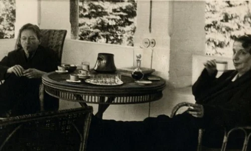 George Enescu și Maruca Cantacuzino, pe terasa vilei Luminiş de la Sinaia (© Wikimedia Commons)