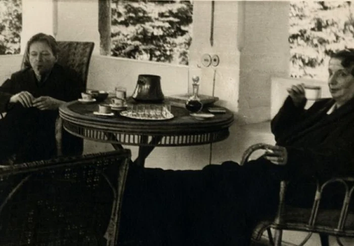 George Enescu și Maruca Cantacuzino, pe terasa vilei Luminiş de la Sinaia (© Wikimedia Commons)