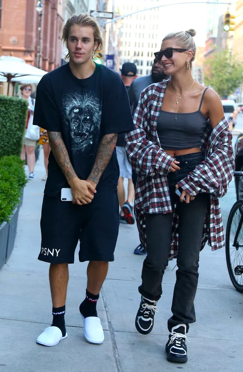 Hailey Baldwin et son fiancé Justin Bieber à la sortie du salon de coiffure Cutler Hair à New York jpeg