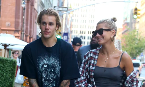 Hailey Baldwin et son fiancé Justin Bieber à la sortie du salon de coiffure Cutler Hair à New York jpeg