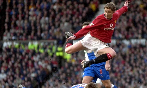 Ole Gunnar Solskjær a jucat 11 ani la Manchester United, între 1996 şi 2007, şi a câştigat pe Old Trafford 12 trofee, dintre care şase titluri şi o Ligă a Campionilor  jpeg