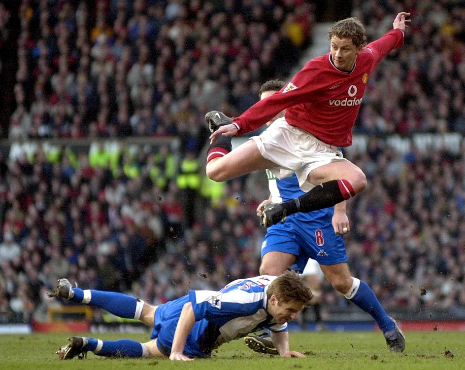 Ole Gunnar Solskjær a jucat 11 ani la Manchester United, între 1996 şi 2007, şi a câştigat pe Old Trafford 12 trofee, dintre care şase titluri şi o Ligă a Campionilor