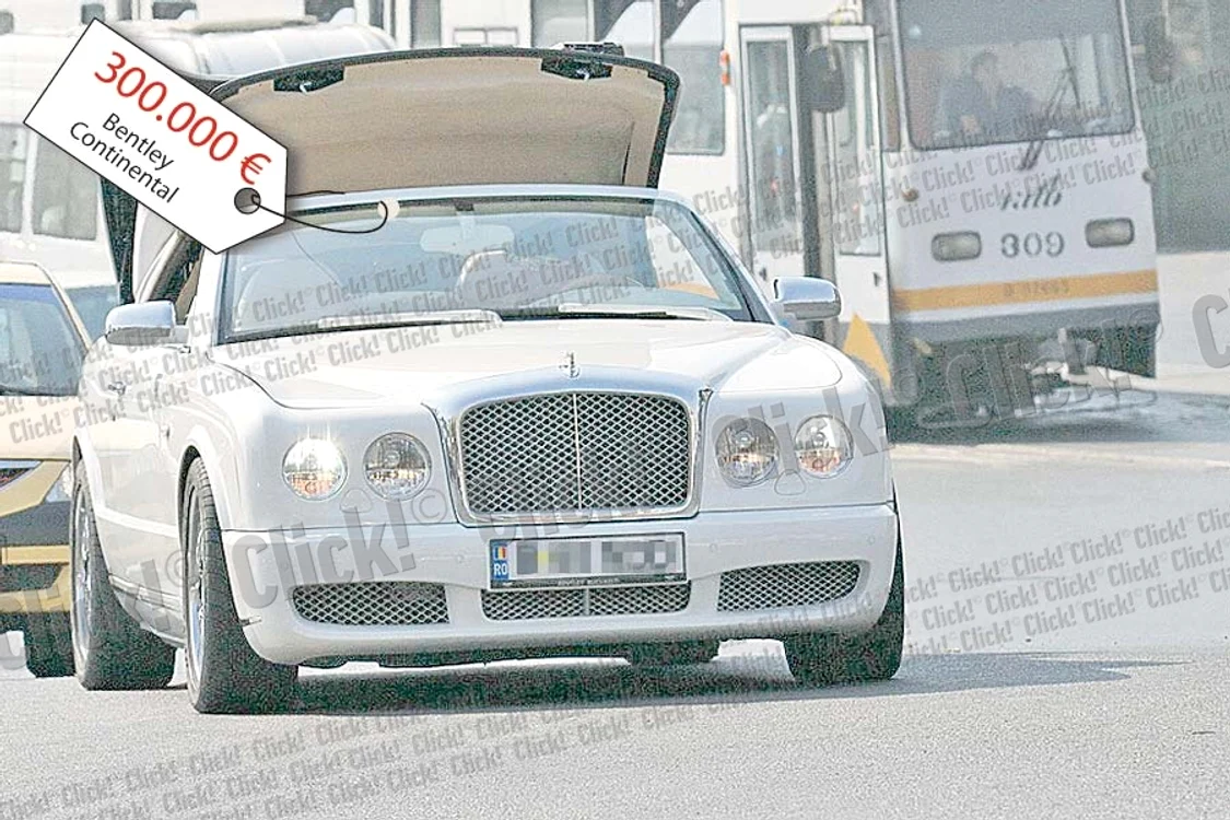 După ce şi-a parcat maşina  (Lamborghini Aventador),  Nicorescu a început să vorbească  la telefon. La volanul Rolls Royce-ului  se afla şoferul miliardarului