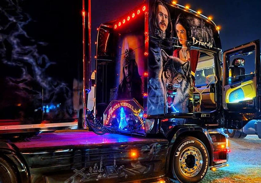 Cum arată spectaculosul TIR „Dracula”, camionul „tunat” cu 70.000 de euro de un șofer român FOTO