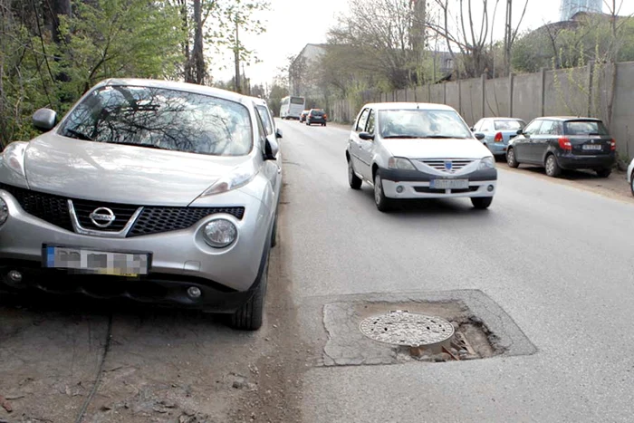 Calea Ferentarilor: Drumarii au astupat o groapă  imensă acum şase luni, dar  asfaltul pus greşit s-a surpat