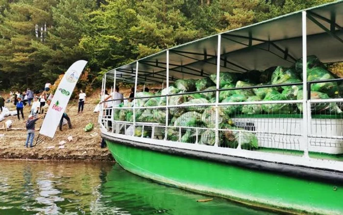 Voluntarii au strâns gunoaiele de la lacul Bicaz în peste 1.000 de saci