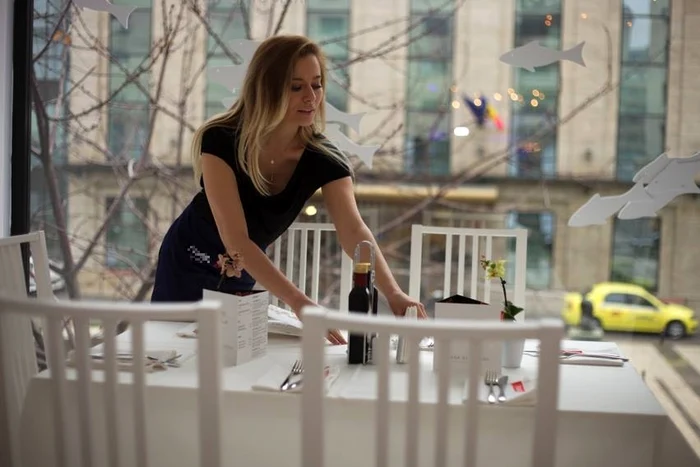 Laura Cosoi (33 de ani) a îmbrăcat șorțul de ospătăriță