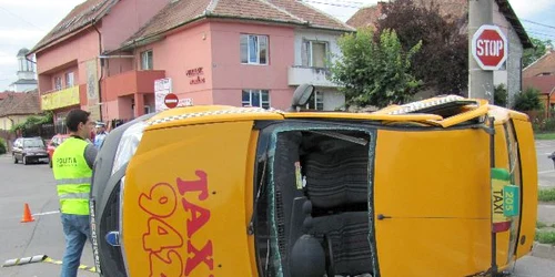 Accident la Sibiu: Un taxi s-a răsturnat, pasagera a ajuns la spital