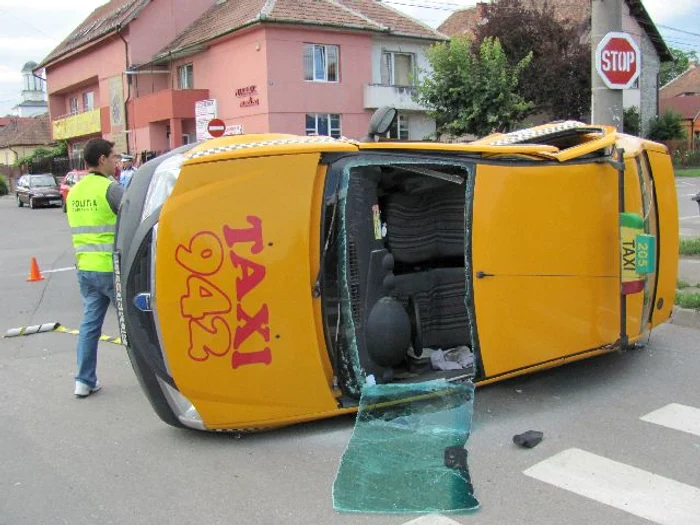 Taxiul în care se afla adolescenta a lovit un podeț FOTO arhivă Adevărul