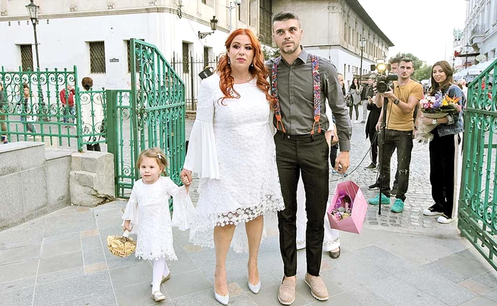 Oana a decis să-şi facă operaţii estetice, la scurtă vreme după ce soţul ei, Marius Elisei, a ameninţat-o cu divorţul