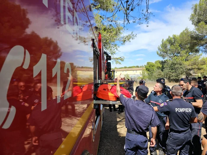 Pompierii au intervenit pentru stingerea flăcărilor