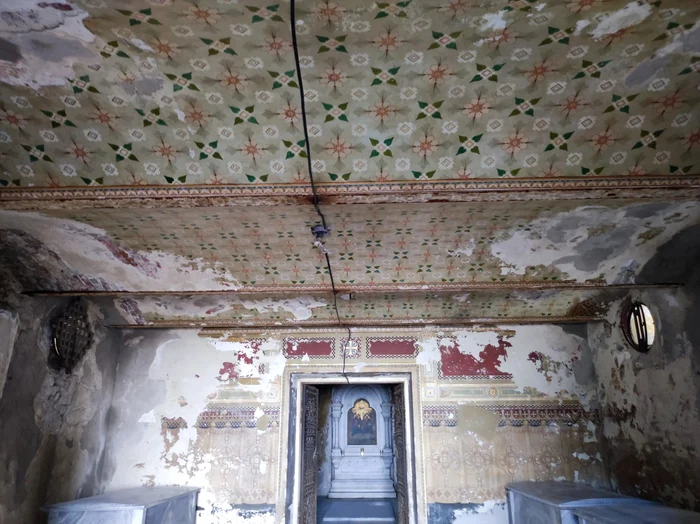 Fresca din interiorul monumentului s-a deteriorat din cauza infiltrațiilor FOTO: C. Mazilu