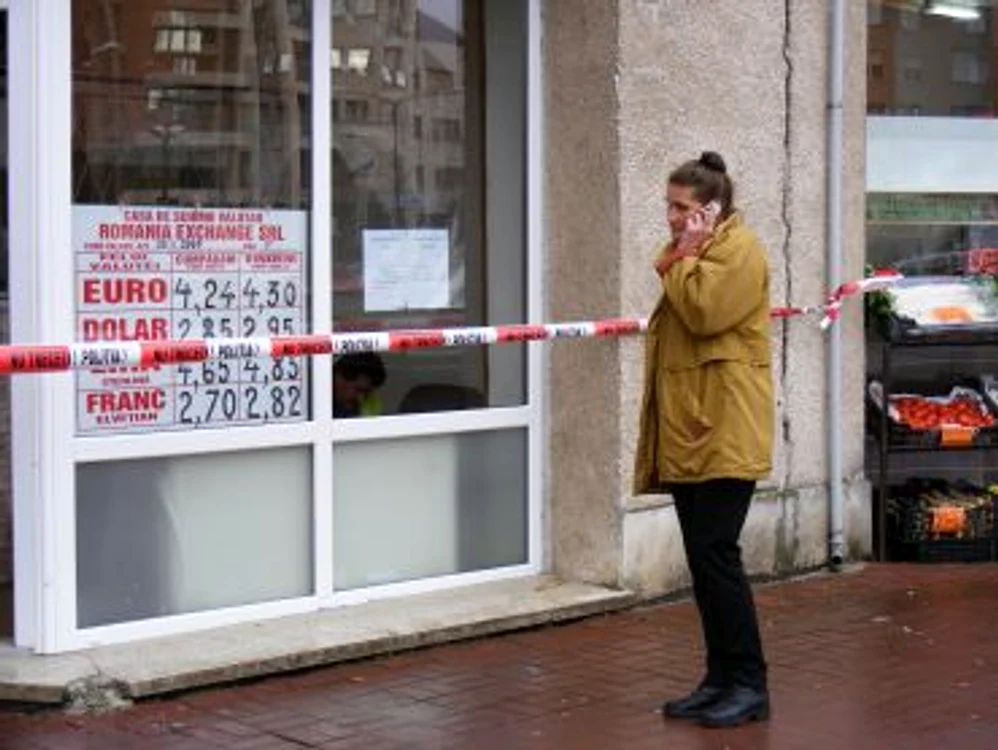 
    Casiera casei de schimb s-a speriat de cuţitul atacatorului şi i-a dat suma de 3.000 de lei. Foto: Magda Andron  