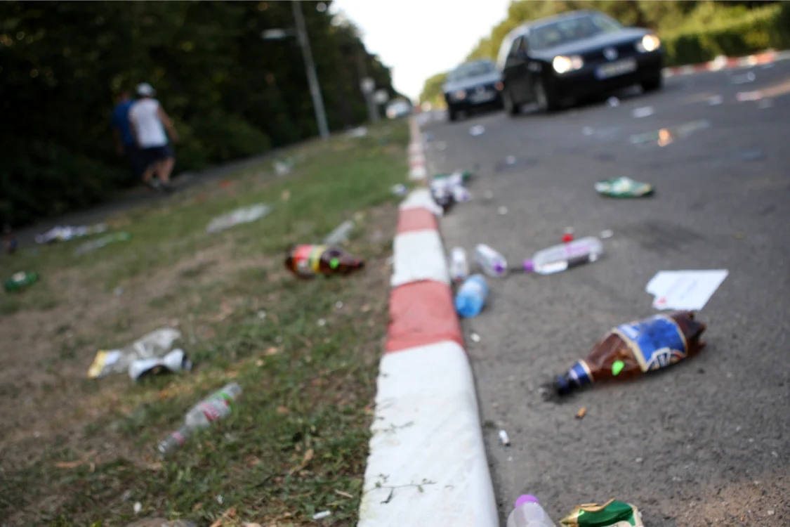 Cei care aruncă gunoiul pe geam riscă să primească amendă de 2.500 de leiFoto: Arhiva Click