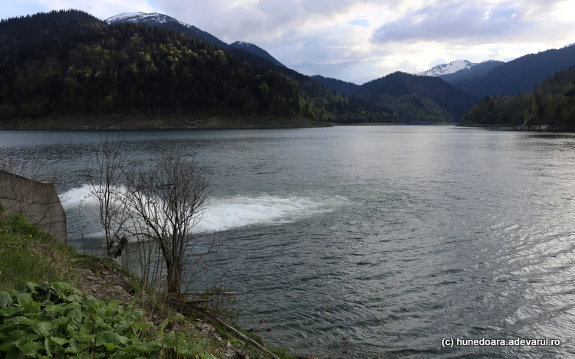 lacul gura apelor si barajul sau din retezat foto daniel guta adevarul