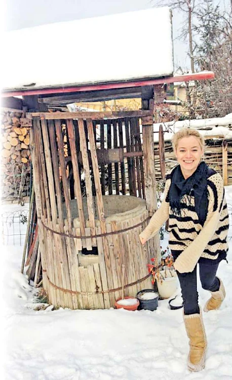 
    Acasă la Iaşi, Laura se simte ca  în anii copilăriei. Se joacă veselă prin  zăpadă în timp ce Cosmin o fotografiază  