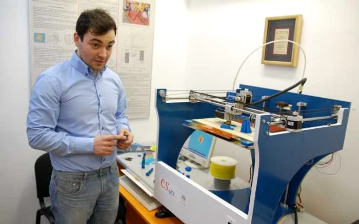 Claudiu şi-a botezat imprimanta cu iniţialele numelui. Foto: Adevărul