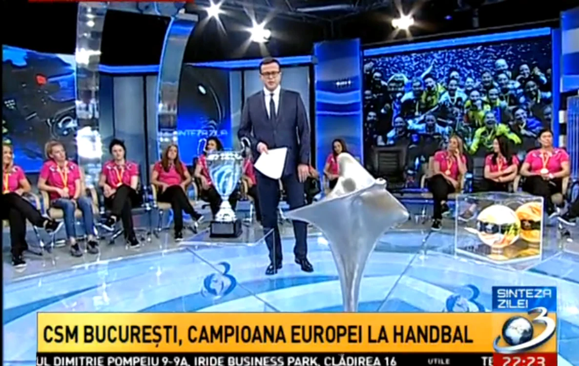 
    Mihai Gâdea le-a adresat întrebări incomode handbalistelor de la CSM BucureștiFoto captură foto Antena 3  
