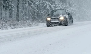 Trafic iarna - zapada - masina FOTO 123 RF