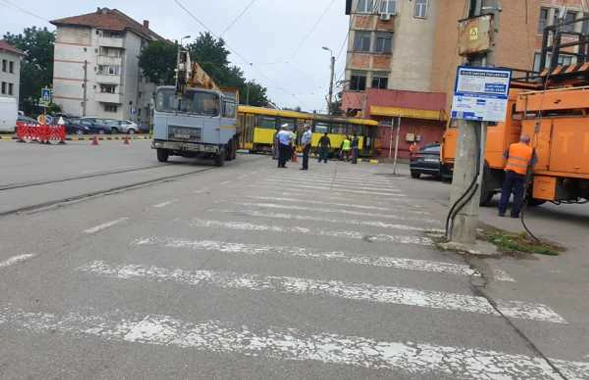Tramvaiul aproape s-a izbit în clădire FOTO Midoschi Cristian/Facebook