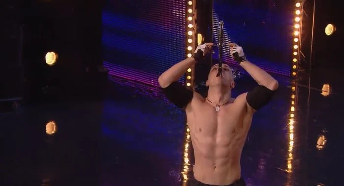 Alexandru Magala a înghițit săbii în fața juriului și a publicului