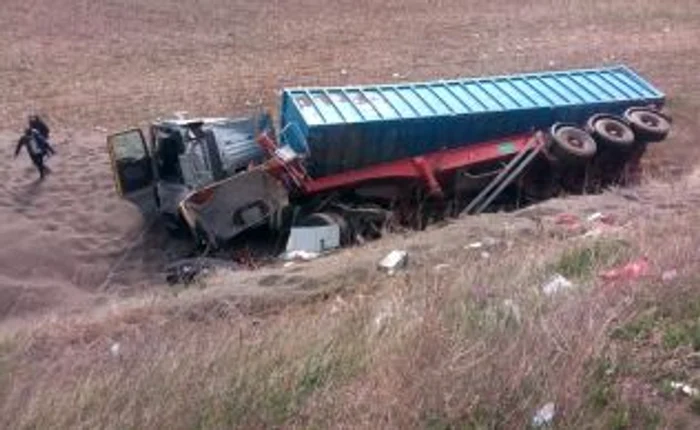 Camionul s-a răsturnat pe câmp FOTO Facebook/ DRDP Constanţa