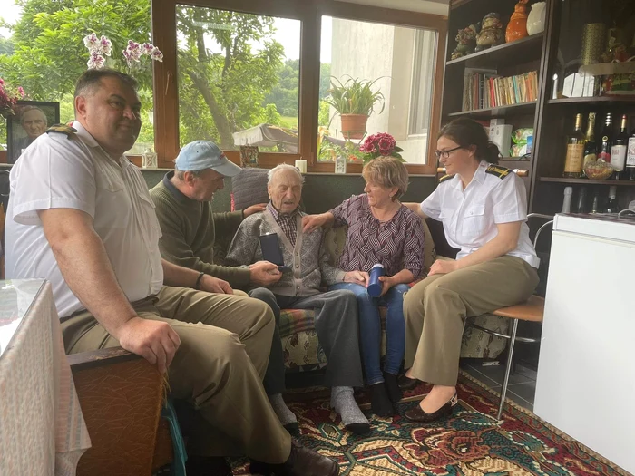 Cel mai longeviv veteran de război Ilie Ciocan din Galicea Vâlcea la 110 ani Foto MApN jpg