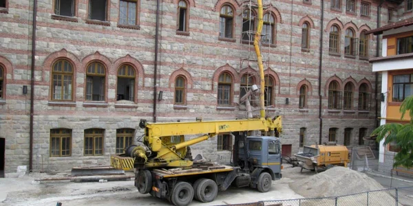 Primăria vrea să rezilieze contractul cu firma care reabilitează C.N. “Alexandru Lahovari”