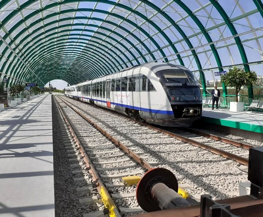 Trenul spre Otopeni a trecut de Curtea de Apel și poate intra în noul grafic al CFR