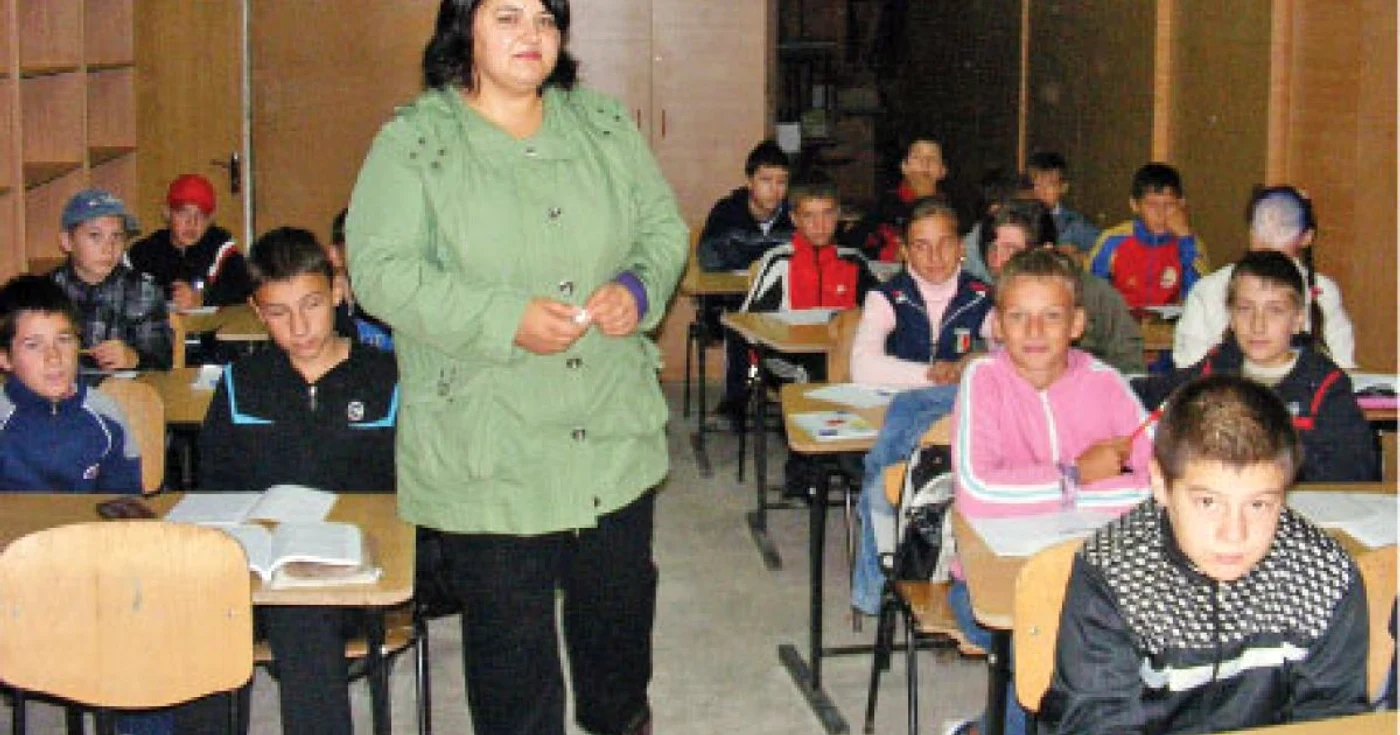 Carmen Băicoianu, profesoară de matematică, alături de elevii de la şcoala din Merei