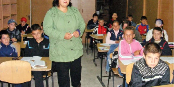 Carmen Băicoianu, profesoară de matematică, alături de elevii de la şcoala din Merei 