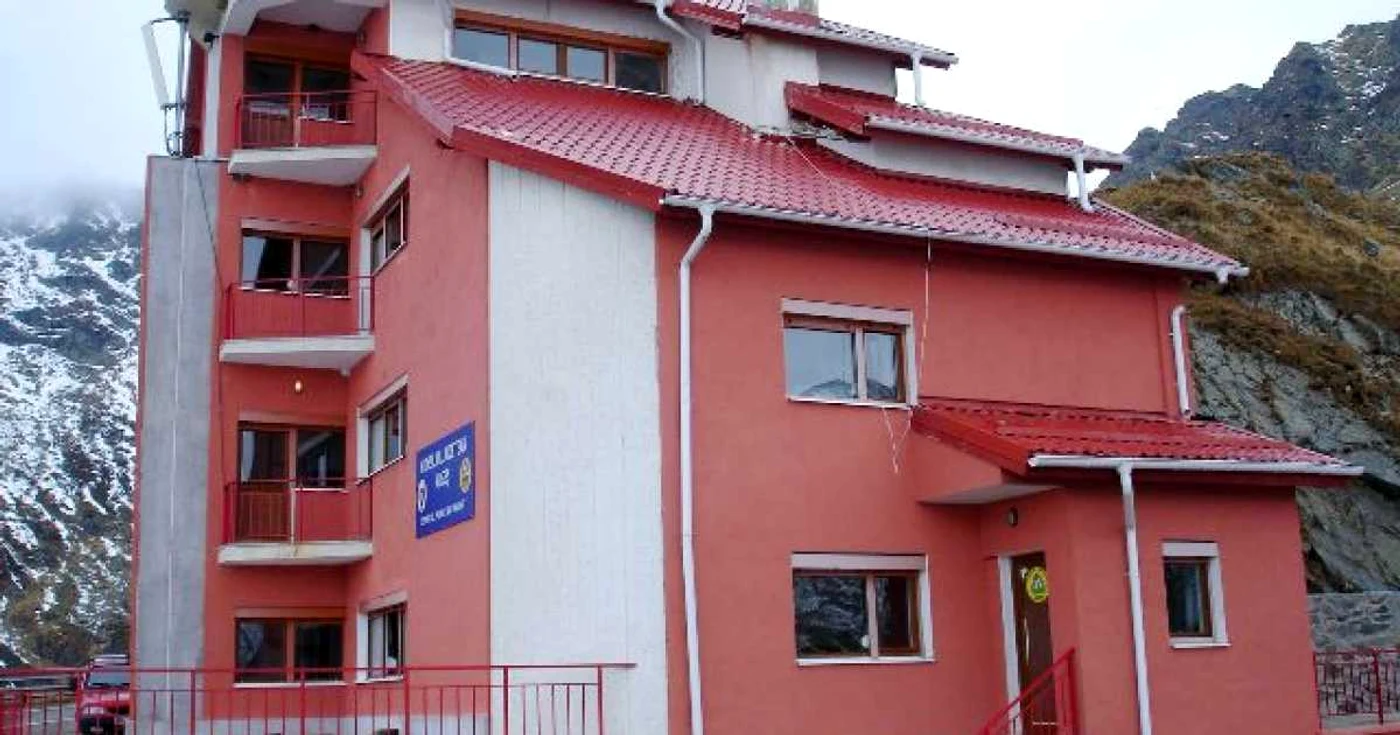 Turiştii au fost aduşi la refugiul Salvamont de la Cota 2000, unde le-a fost dat ceai cald