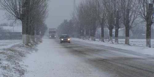 Şoferii circulă cu maximă atenţie pentru că drumul este alunecos