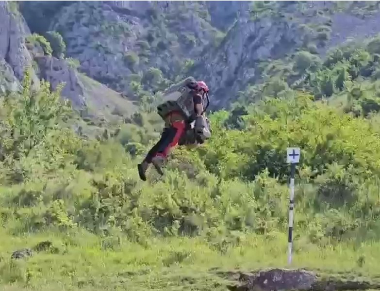 Un jet-pack cu pilot a fost testat cu succes în România. Exercițiu DSU VIDEO