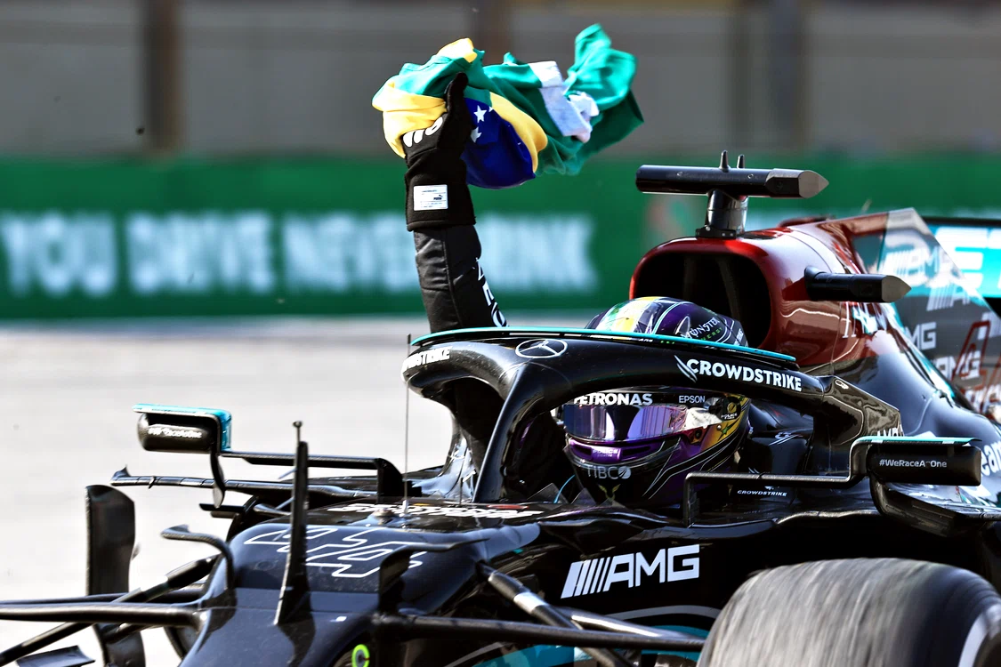 
    Lewis Hamilton a făcut turul de onoare cu un steag al BrazilieiFoto: Guliver / GettyImages  