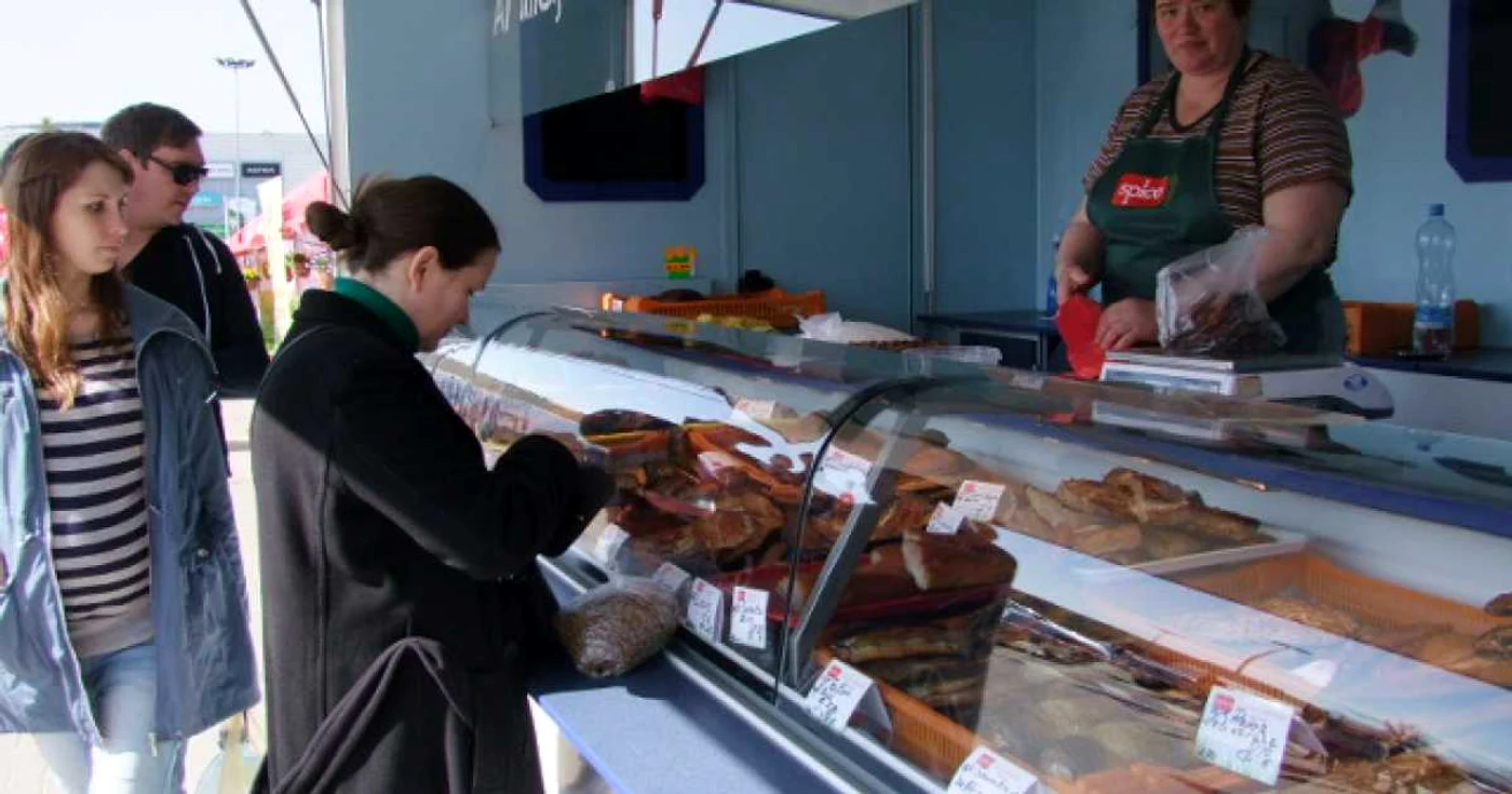 În fiecare vineri şi sâmbătă, Federaţia fermierilor din Letonia organizează un târg al produselor autohtone, în faţa unui mall. FOTO Federaţia fermierilor din Letonia