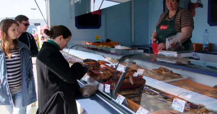 În fiecare vineri şi sâmbătă, Federaţia fermierilor din Letonia organizează un târg al produselor autohtone, în faţa unui mall. FOTO Federaţia fermierilor din Letonia