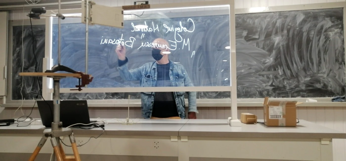 Profesorul Aurelian Pintilei şi light-bord-ul realizat FOTO Cosmin Zamfirache