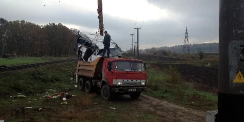 Microbuzul a fost scos de pe linia ferata cu o automacara