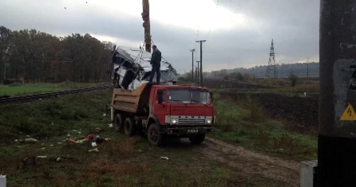 Microbuzul a fost luat de pe şine cu o automacara