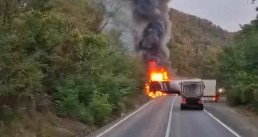 Tir făcut scrum pe DN7, în județul Arad. Doi pasageri au suferit un atac de panică și au ajuns la spital