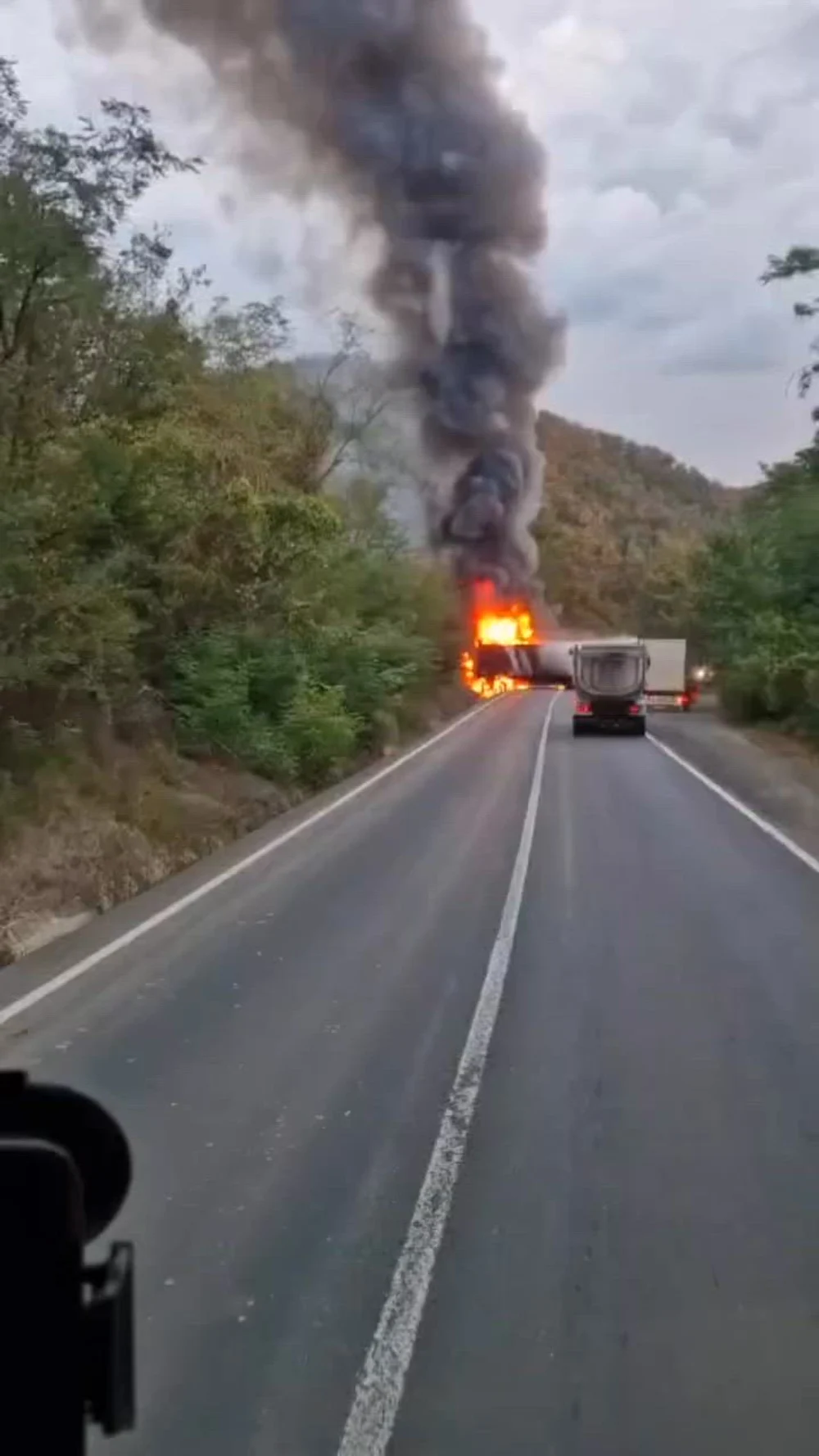 Tir făcut scrum pe DN7, în județul Arad. Doi pasageri au suferit un atac de panică și au ajuns la spital