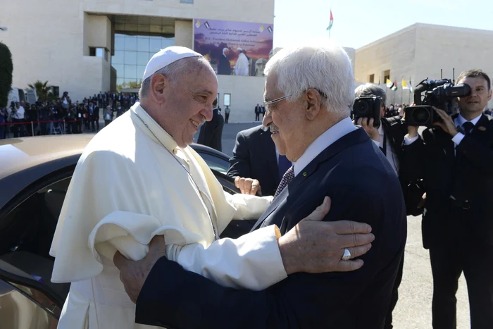 Suveranul Pontif îmbrăţisat de Mahmoud Abbas
