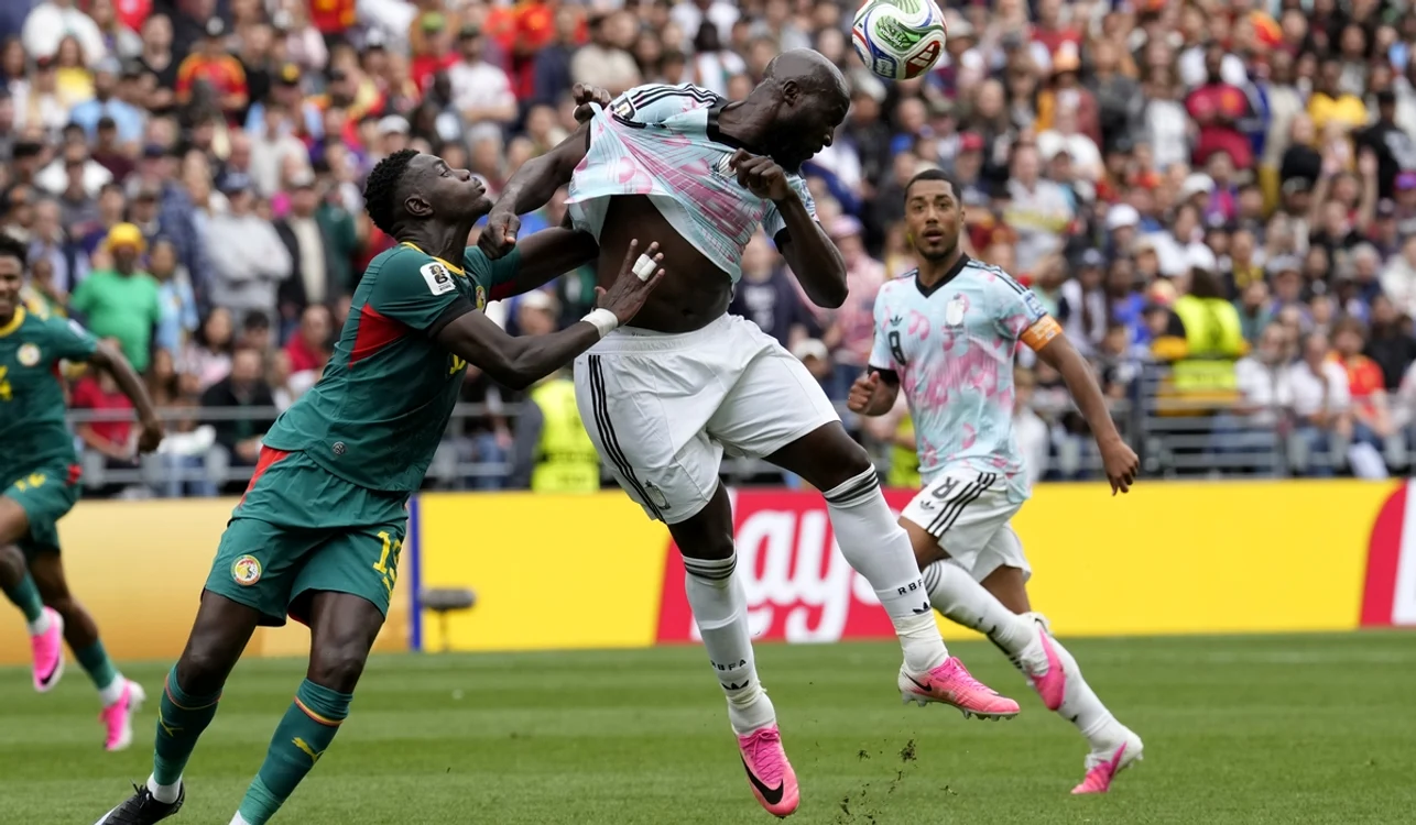 Romelu Lukaku (dreapta) a contribuit decisiv la parcursul Belgiei (FOTO: EPA)