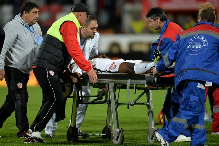 Ekeng este transportat pe targa la spitalFOTO: Mediafax